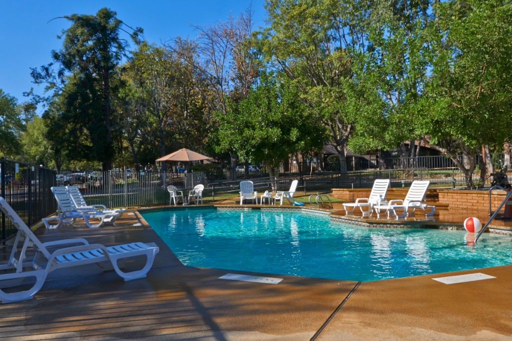 Outdoor pool at Las Encinas Hospital campus